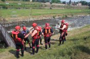 nezbytné instrukce a poslední úpravy výstroje před skokem do vody